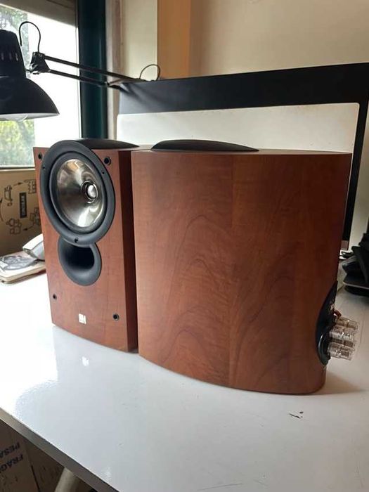 Par de colunas KEF IQ1