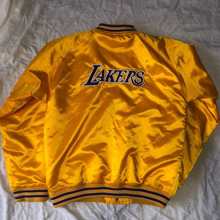 Бомбер-курточка Nike 600 грн