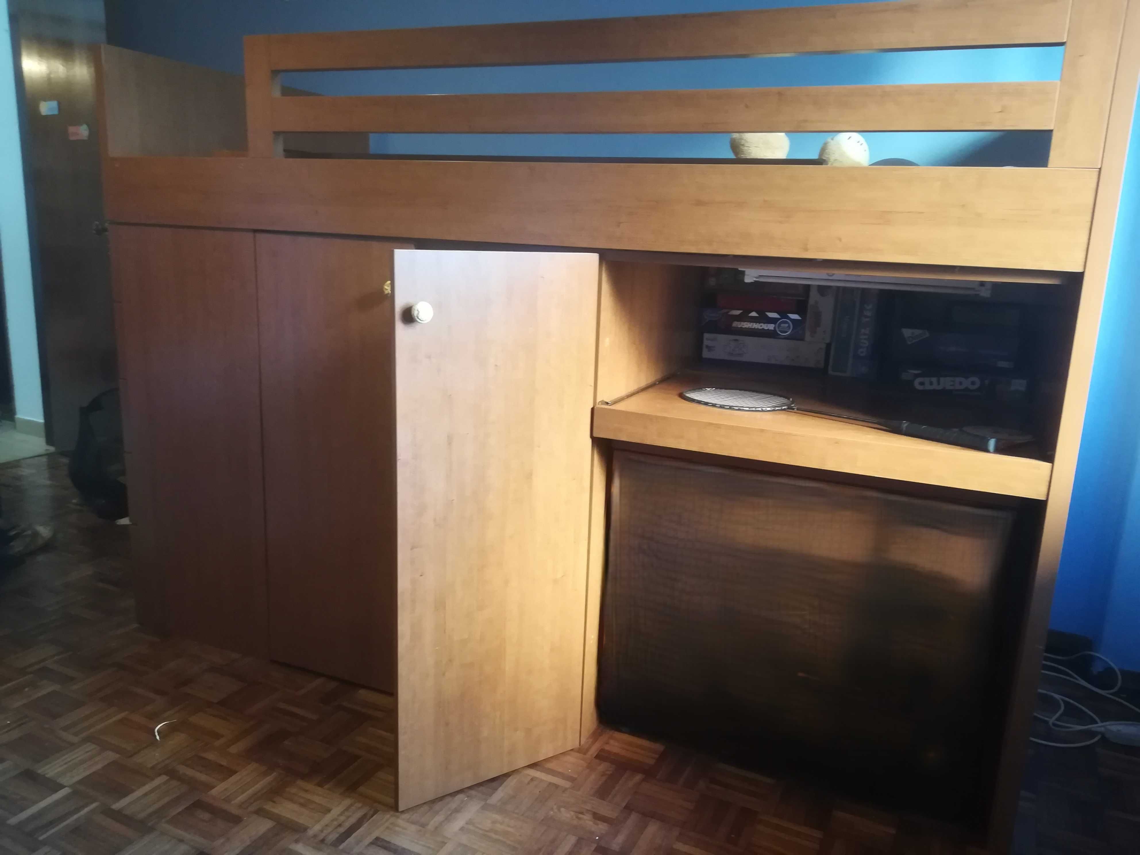 Cama com armário, gavetas e secretária