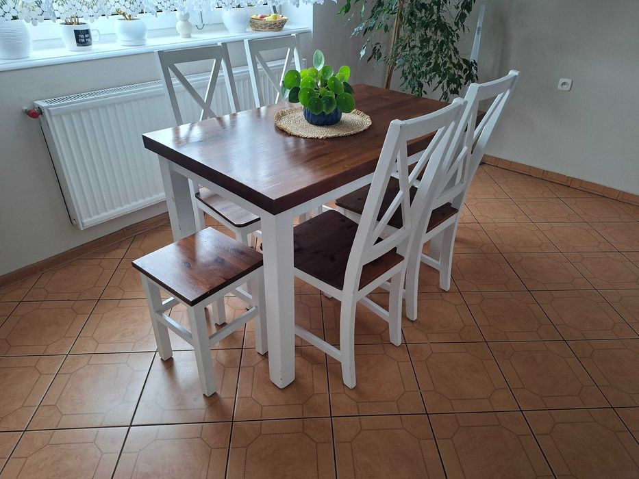 Stół kuchenny  + 4 krzesła i dwa taborety
