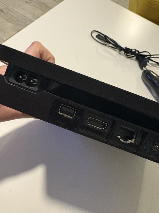Ps4 Slim 1TB + pad i kilka gierek