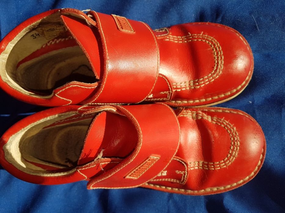 Botas/sapato tam.34 em pele vermelhas com fecho em velcro