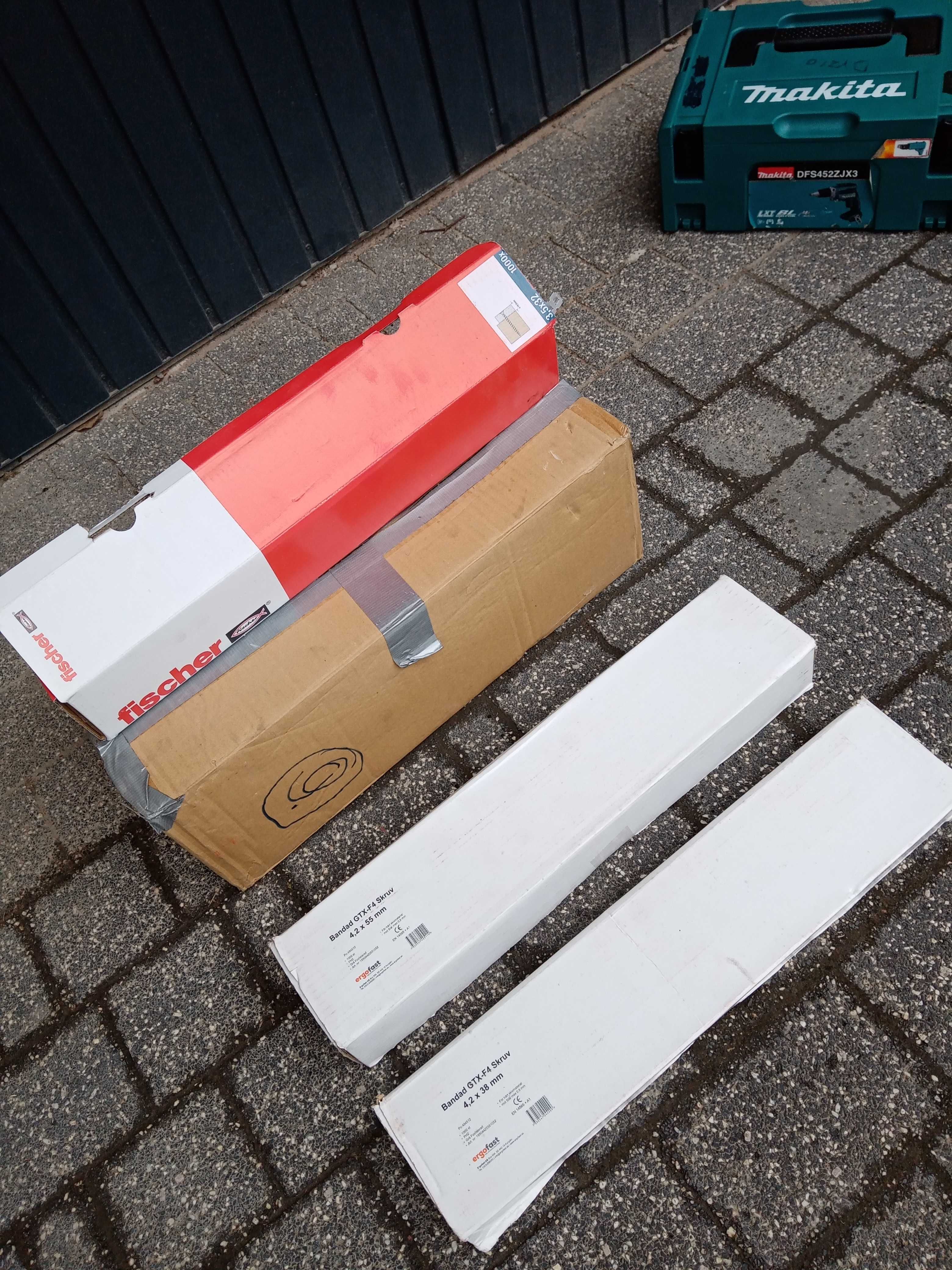 Wkrętarka taśmowa do płyt gipsowo kartonowych Makita DFS 250 + Bateria