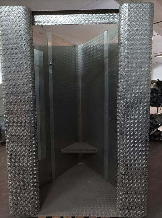 Przymierzalni wolnostojąca z blachy ryflowanej