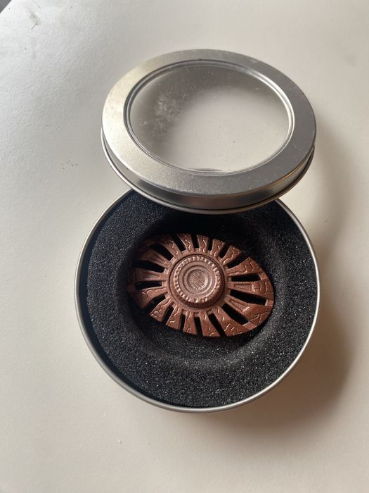Spinery w metalowych pudelkach
