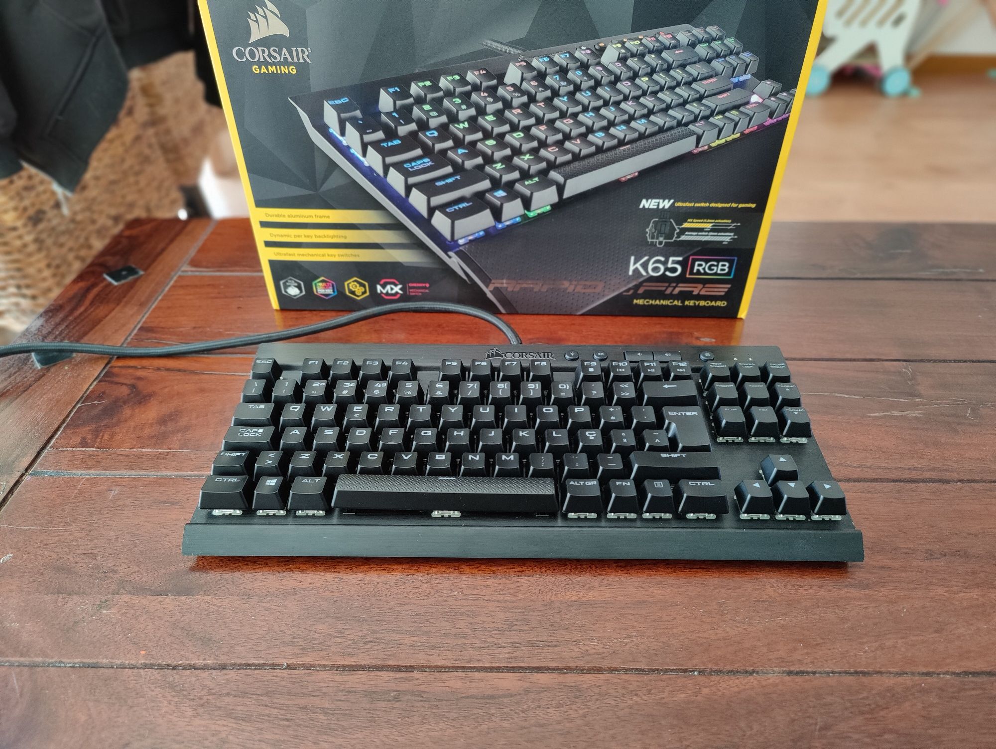 Teclado Mecânico Gamer Corsair K65 Rapidfire, RGB, Cherry MX Speed