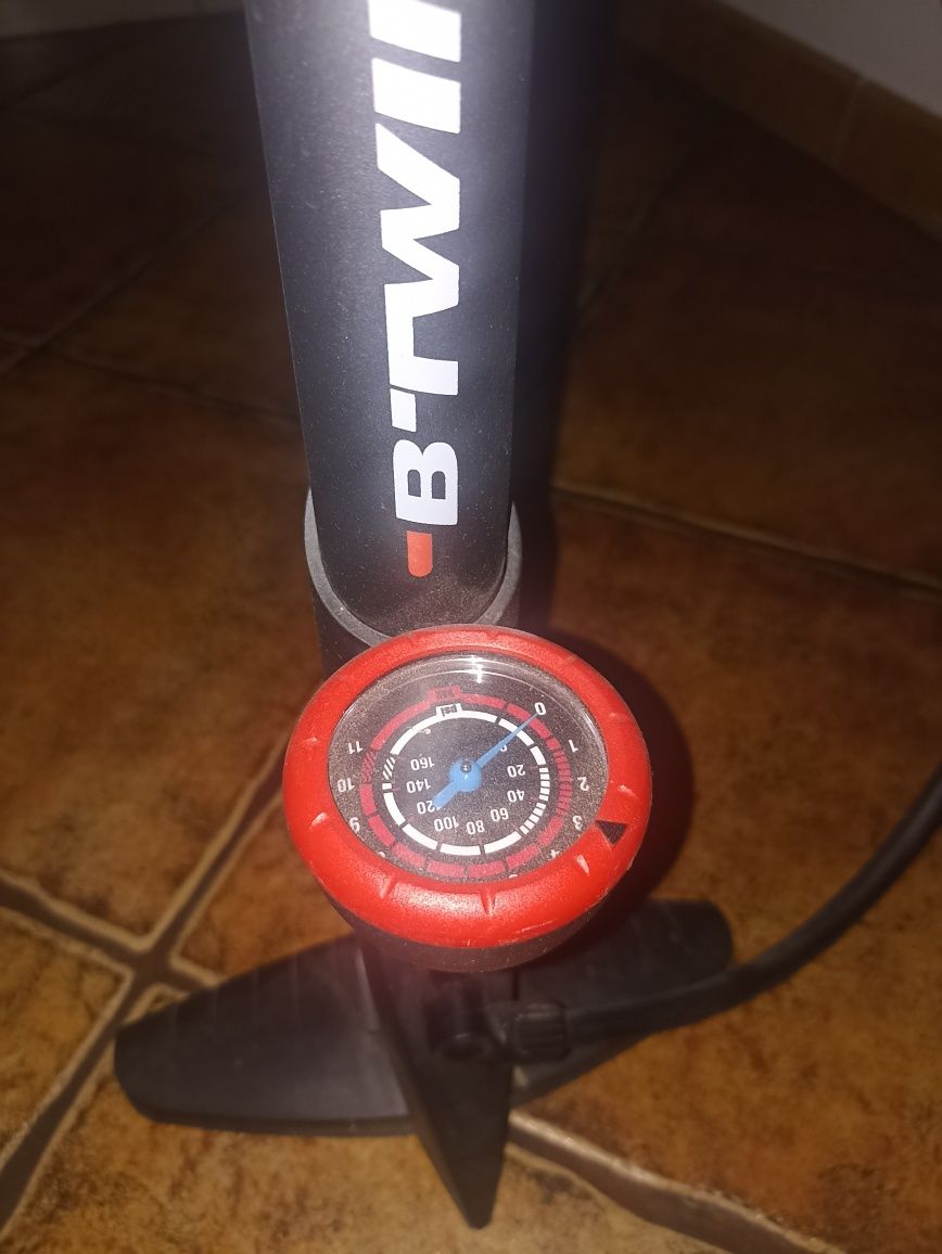 Pompka do roweru z manometrem