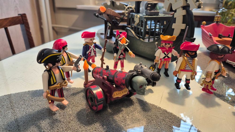 Zestaw figurek playmobil: Piracka odyseja - DWA STATKI i Piraci.