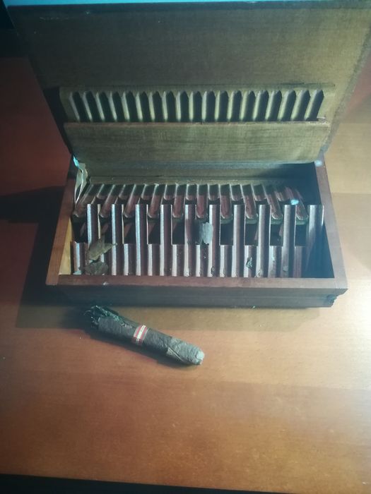 Cigarreira em madeira