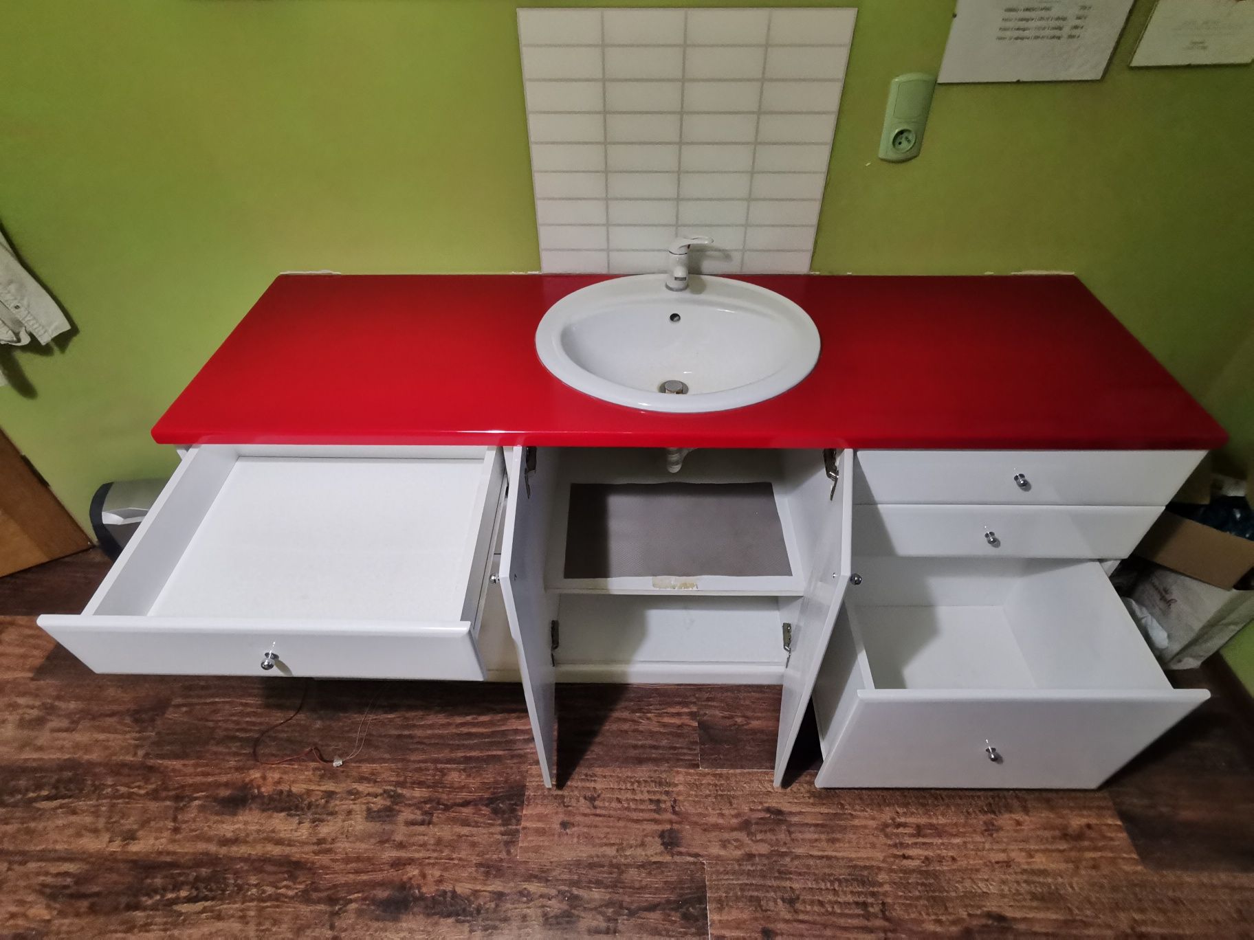 Szafka łazienkowa lakierowana 180cm z umywalką i stolikiem