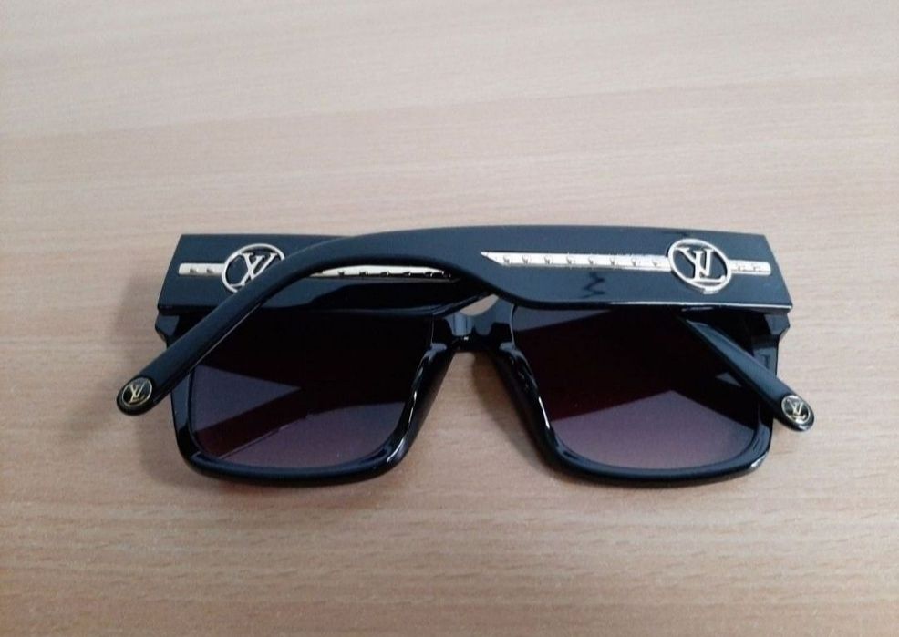LOUIS VUITTON LV okulary przeciwsłoneczne damskie czarne, złota listwa