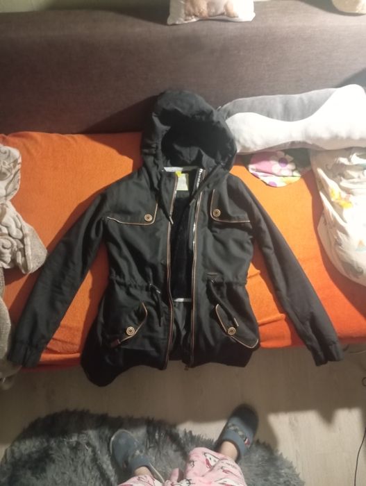 жіноча куртка-анорак чорного кольору