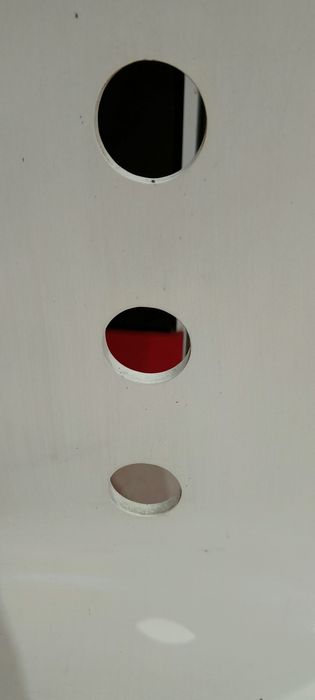 Białe krzesło Ikea.