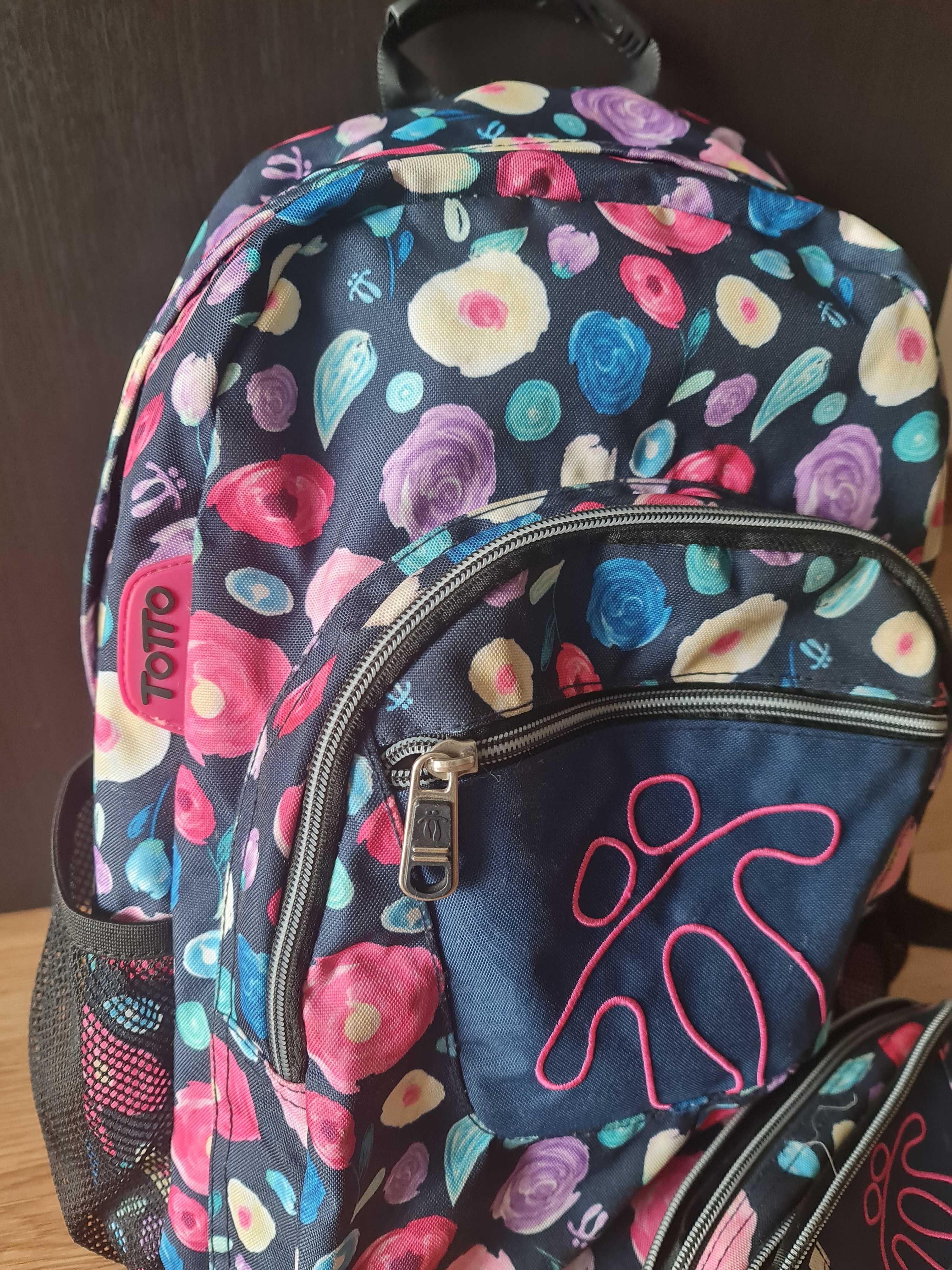 Mochila marca TOTTO com estojo - menina - pouco utilizada