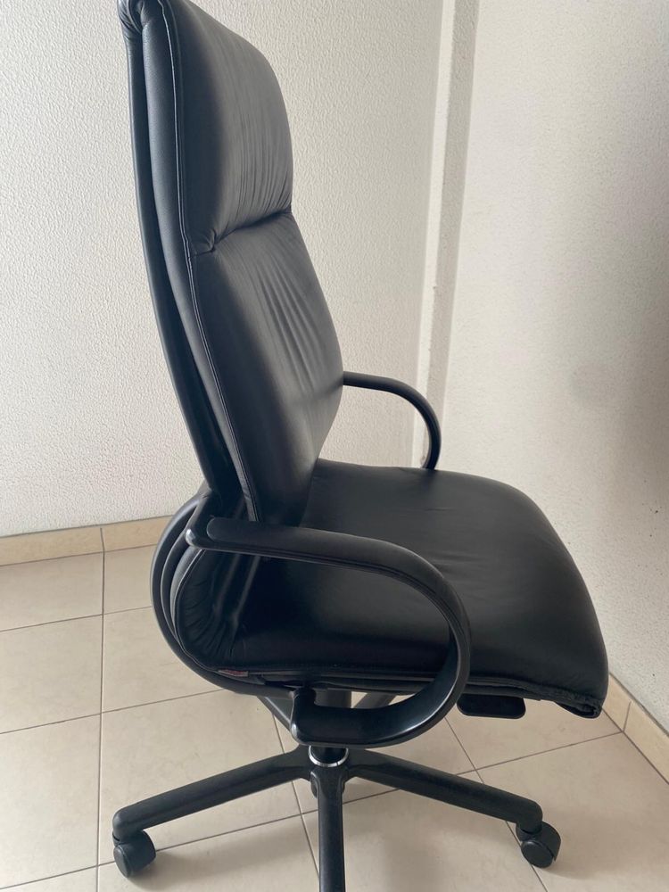 Cadeira escritorio giratoria em pele