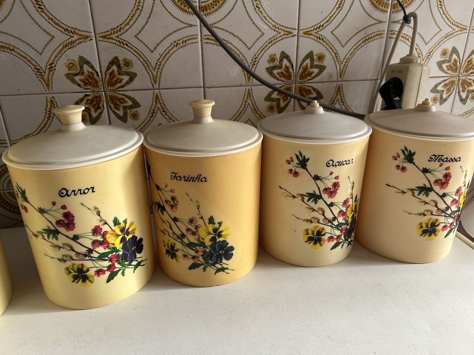 Conjunto de frascos em plastico vintage