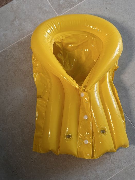 Надувний жилет для плавання