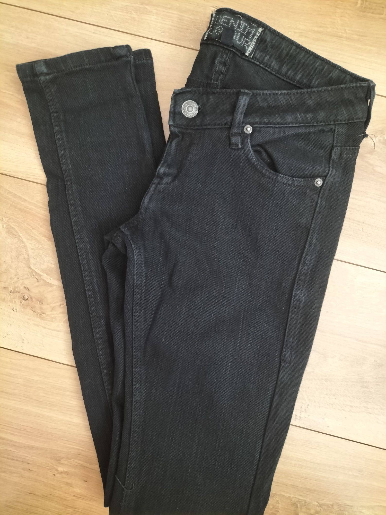 Czarne dżinsy rurki dla wysokiej osoby r. 36, Bershka