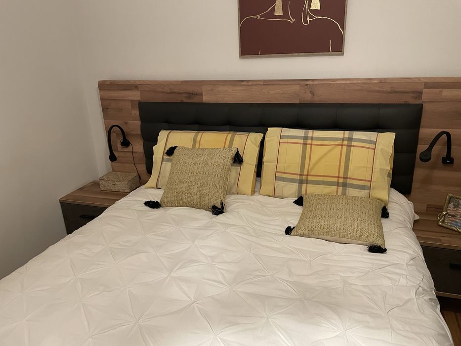 Cama casal com mesas cabeceira e usb embutidos