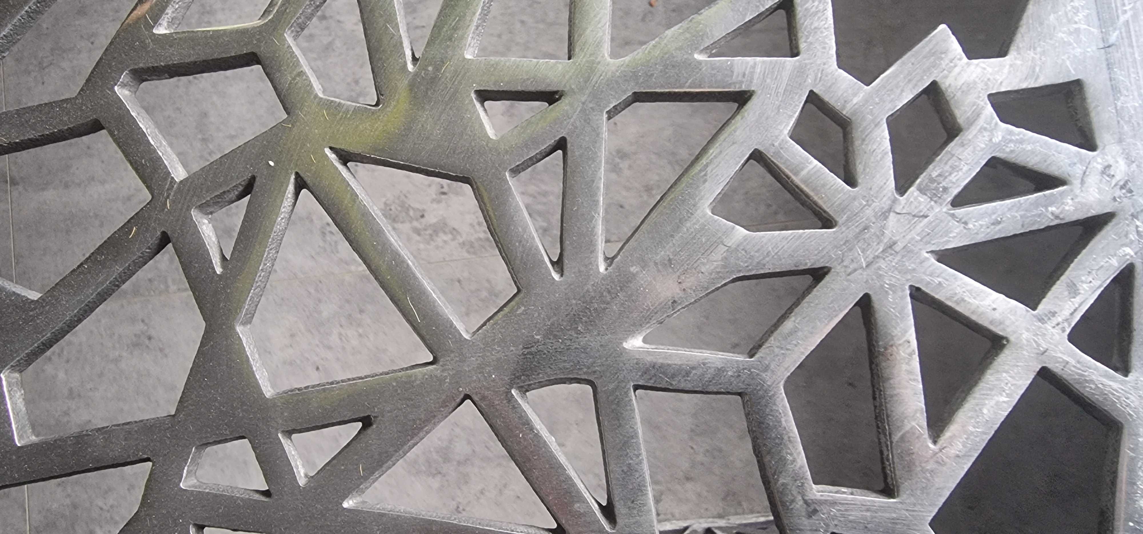 Przepiękny ażurowy stolik kawowy- srebro aluminium