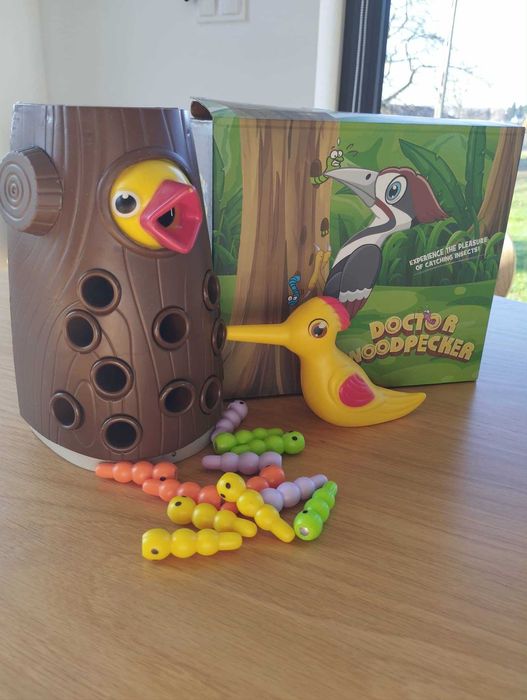 Doctor woodpecker Dzięcioł gra montesorii złap robaczka nakarm ptaszka