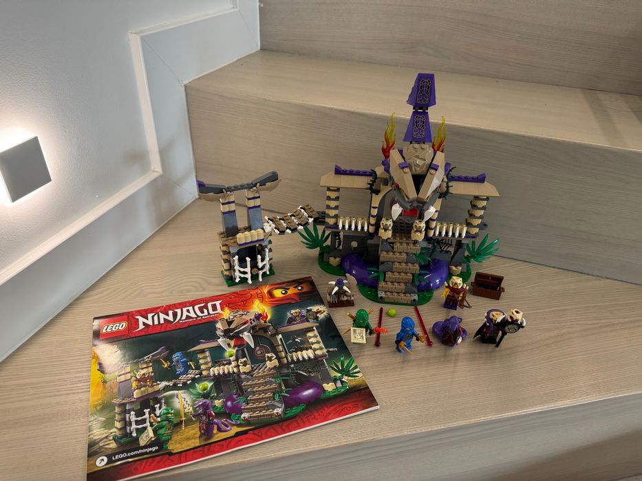 Aktualne LEGO Ninjago 70749 Wężowe Wrota KOMPLET