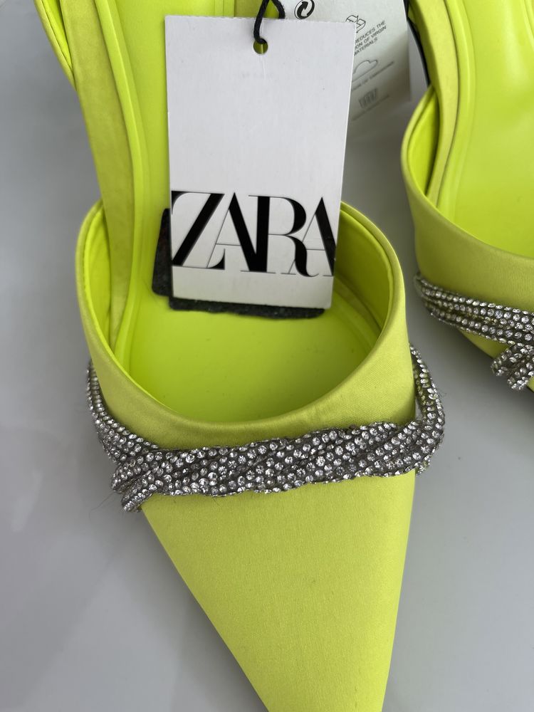 Туфлі зі стразами від Zara