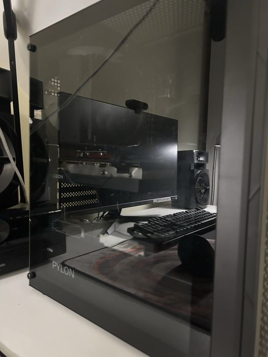 Monitor , komputer oraz dodatki dla gracza
