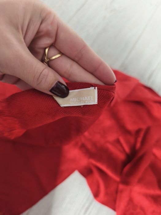 Czerwony szal Michael Kors logowany