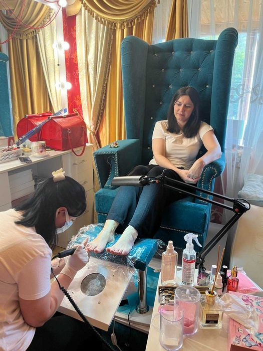 Манікюр, педикюр ,нарощування нігтів