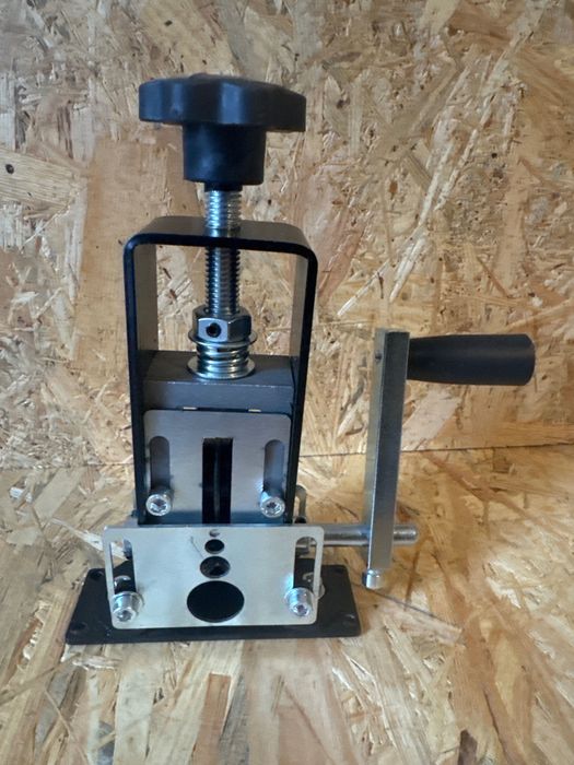 Korowarka przyrząd do ściągania izolacji z kabli