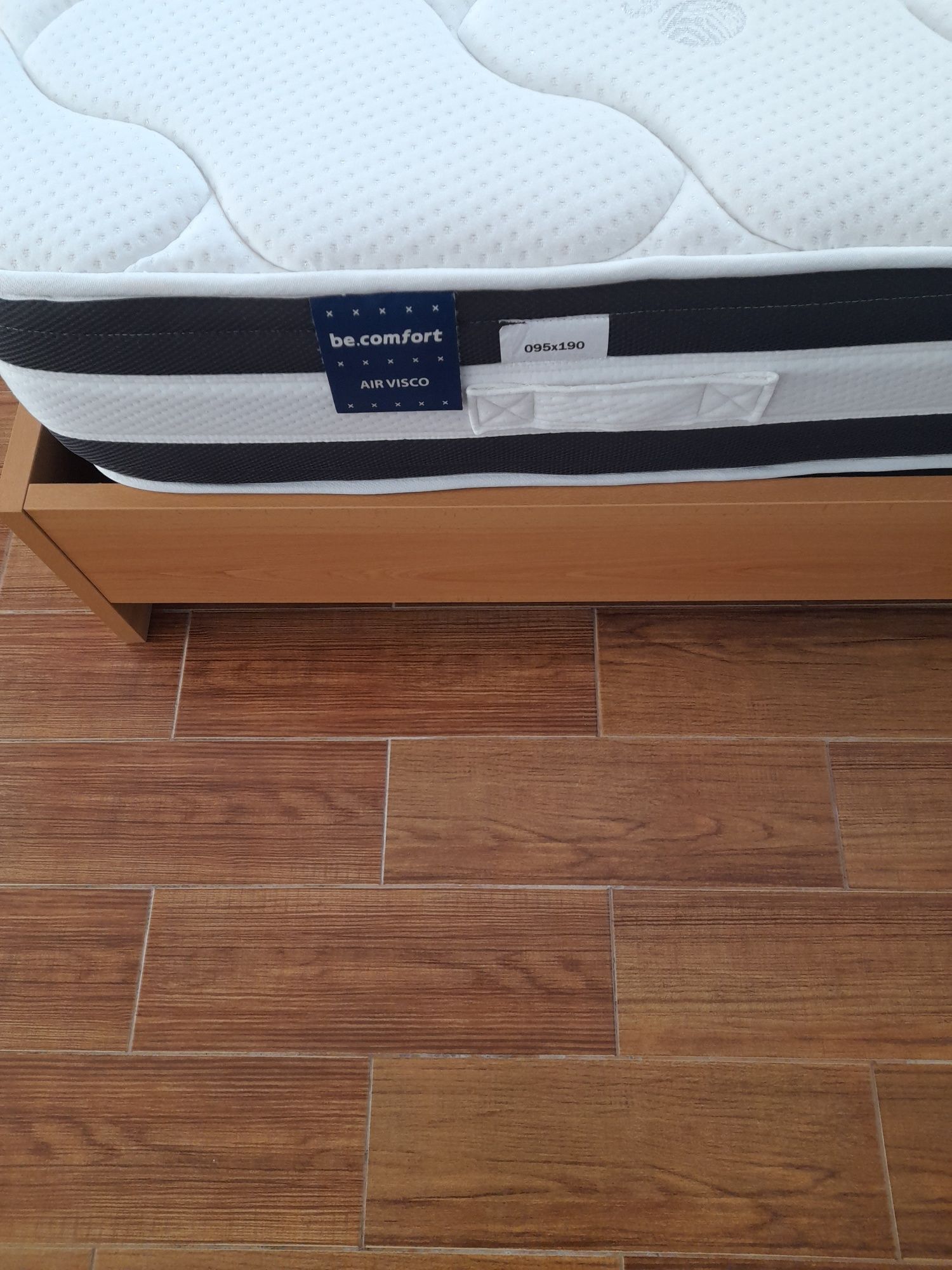 Cama de madeira para solteiro de boa qualidade com colchão inc