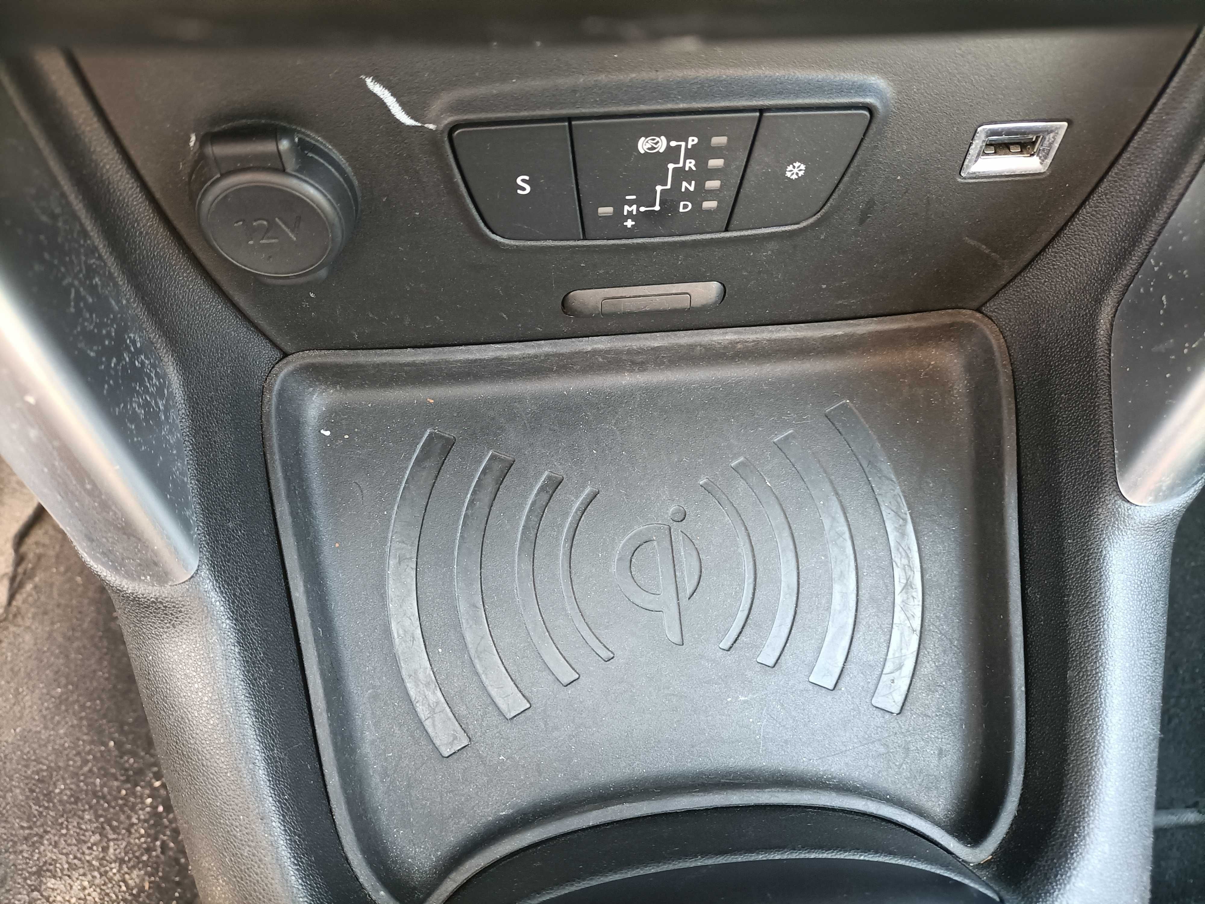 Belo carro branco e preto automático,