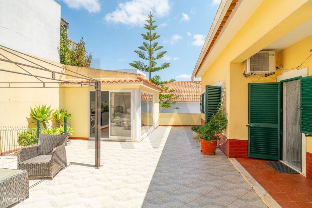 Moradia com Garagem, Terraços e Espaço Comercial – Santa Iria da Azóia