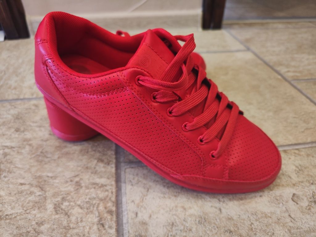 Czerwony sneakersy męskie Cropp