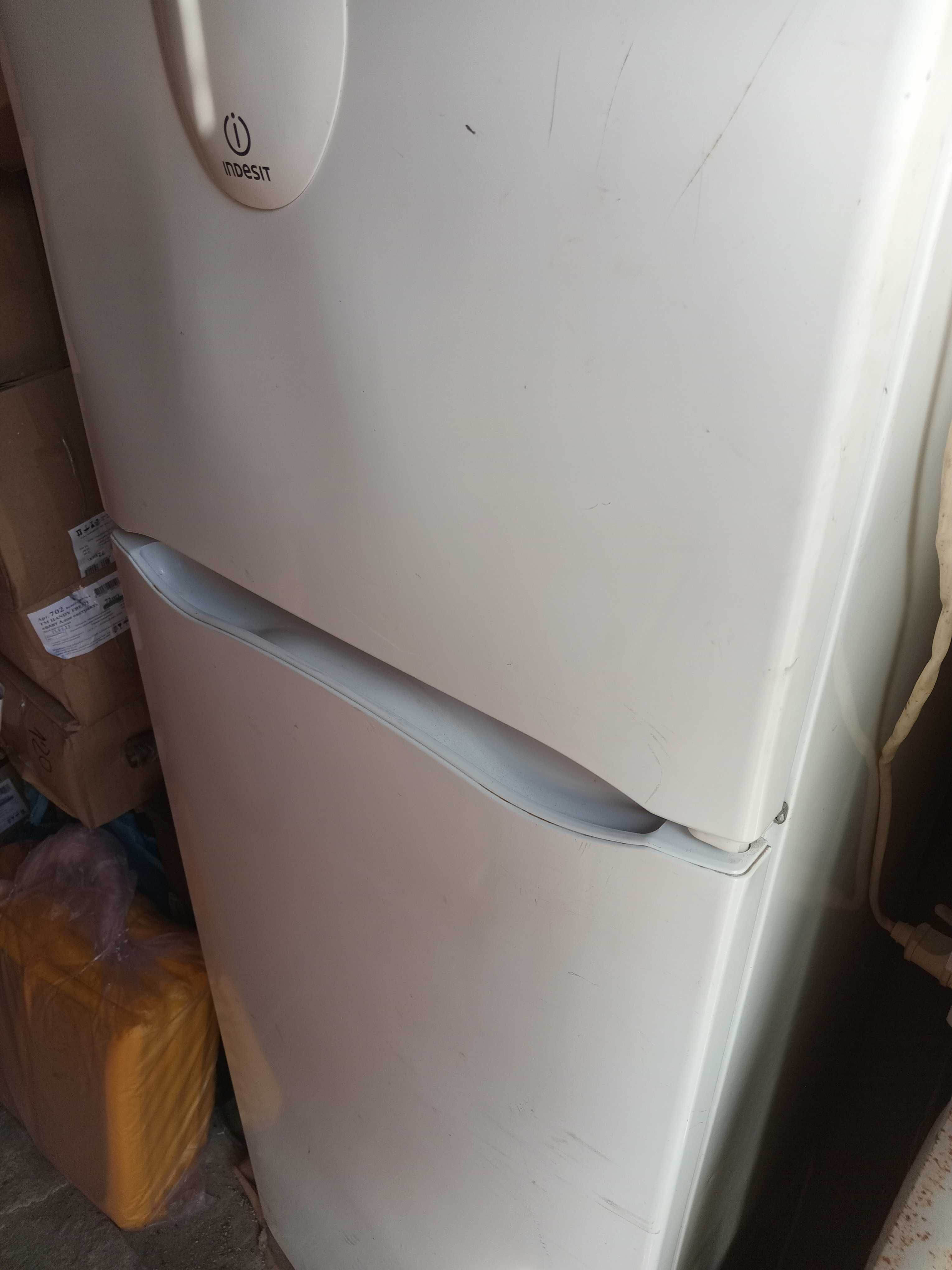 Холодильник на запчасти  индезит