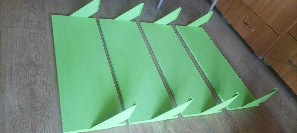 Zestaw 4 półek ściennych kolor jasny zielony z uchwytami