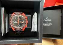 Omega x Swatch SO33O100 Lava – Ognista Nowość