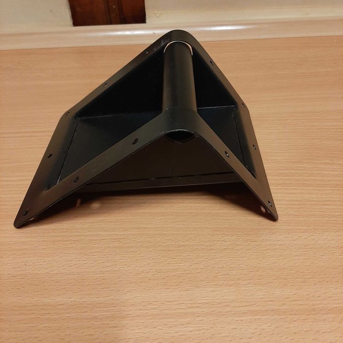 Czarne, narożne, metalowe rączki  do kolumn estradowych.