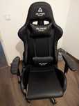 Cadeira gaming com marcas de uso