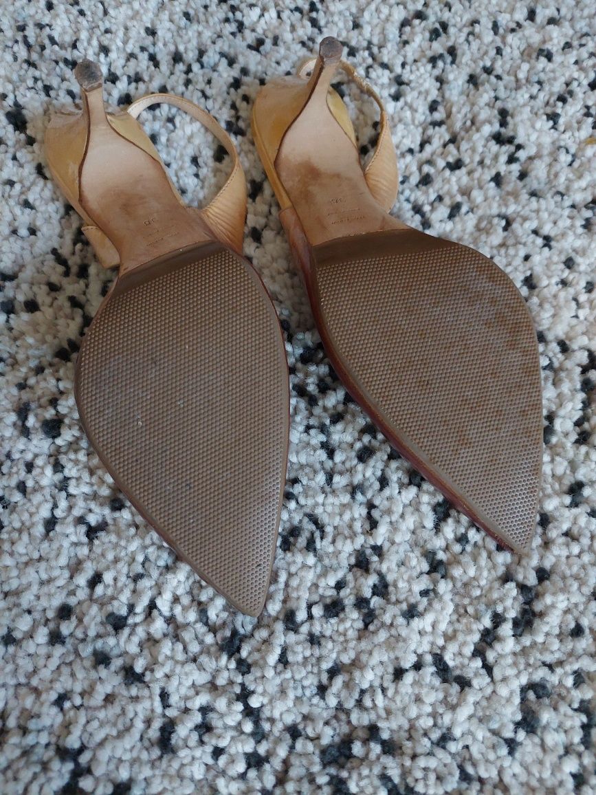 Sapatos de salto alto bege e castanho