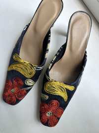 Жіночні туфлі із вишивкою