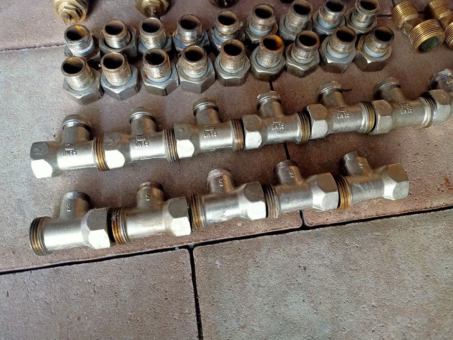 Duży zestaw zaworów mosiężnych