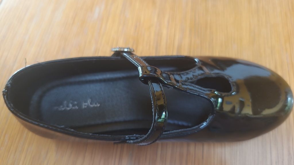 Czarne lakierowane buty dziewczęce