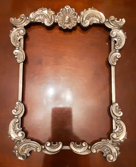 Moldura de prata trabalhada, muito bonita. 
Tem vid