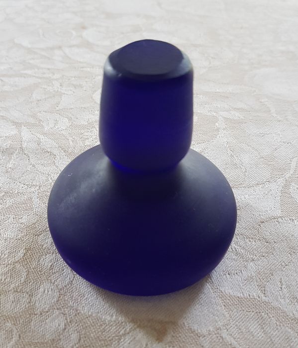 garrafa de licor amarela e azul cobalto, fosca
