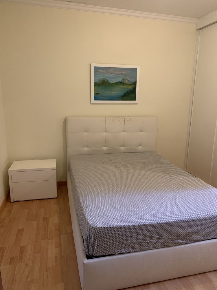 Cama de casal com sommier (sem colchão) em bom estado