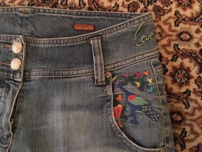 джинсы с вышивкой небольшой клеш