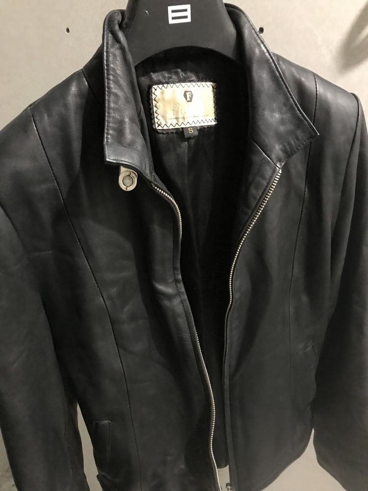 Продам чорну шкіряну жіночу куртку в Дніпрі