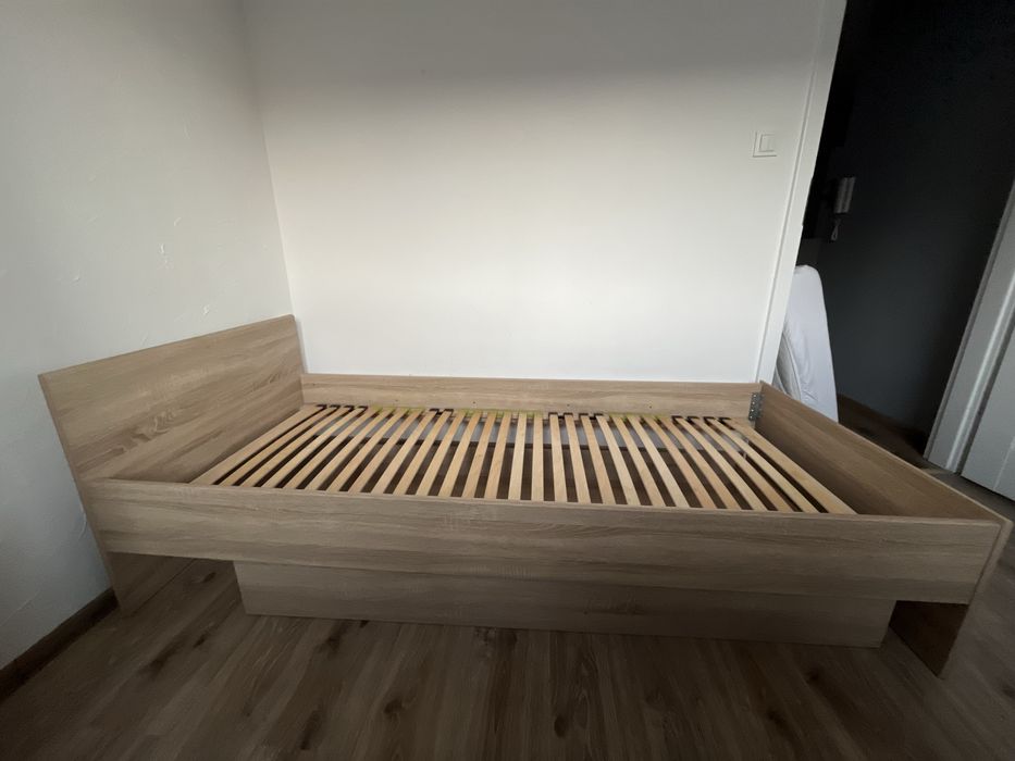 Drewniane łóżko BRW
